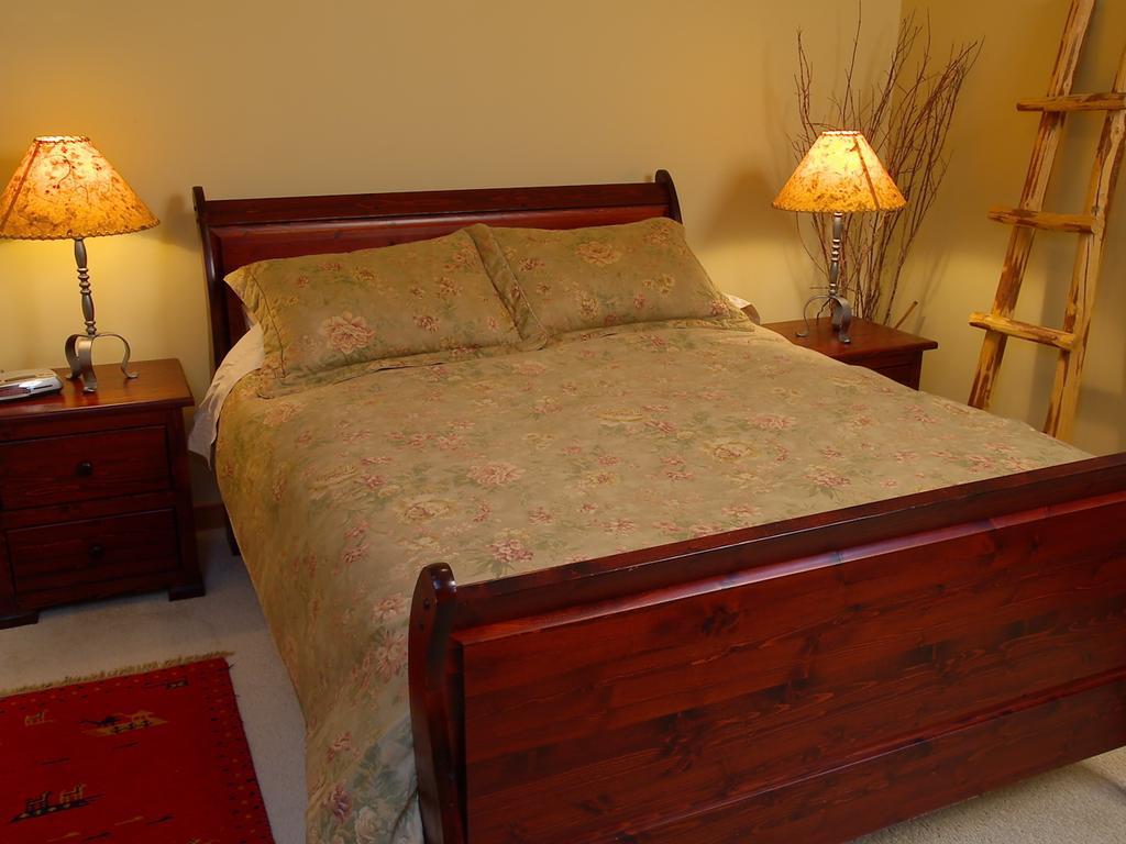 Canmore Crossing Room photo