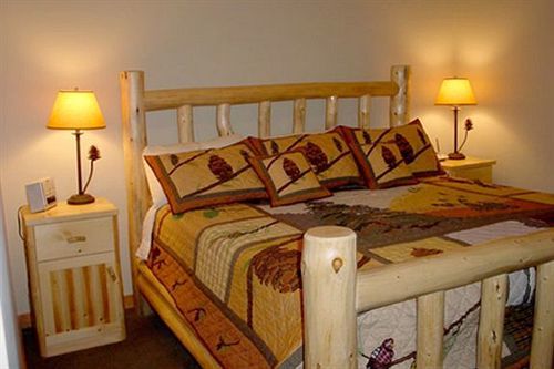 Canmore Crossing Room photo